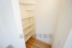 まとめ買いしてもこの収納量なら心配要らずのパントリー。調理家電や食品のストックをすっきりまとめられ、キッチン周りを広々使えます。