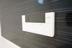 湯量・湯温の設定、そして保温までワンタッチのフルオートバス。便利な追い炊き機能付きです。