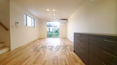 リビングは広々とした設計で、家族が集い、寛ぐ暮らしの空間を演出しています。