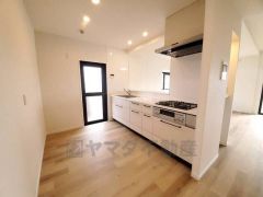 家族とコミュニケーションを取りやすい対面式キッチン。勝手口からは光が差し込み、換気もしやすく便利。