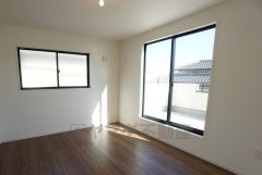 同仕様写真。住む人のこだわりを活かす洋室。日当たりがよく、寝室としての利用もおすすめ。広めのクローゼットには荷物をすっきり片付けられ、ゆとりのある暮らしが出来ます＾＾