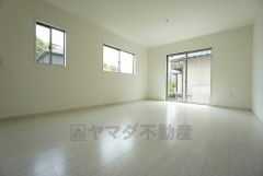 同仕様写真。広々とした設計で、家族が集いやすく、くつろぎやすいリビングです。