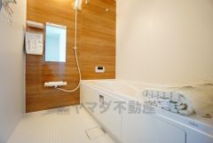 1日の疲れを癒すくつろぎのバスルーム。足を伸ばしてもゆったりと入れるサイズです。お子様と一緒にお風呂に入っても狭くないですね^^