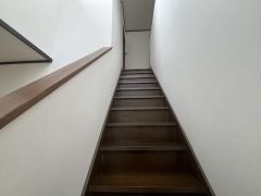 落ち着いた木目が映える、シンプルで美しいストレート階段。 無駄のないすっきりとしたデザインが空間に開放感を与え、住まい全体をスタイリッシュな印象に演出します。