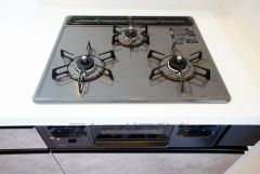 複数の調理を一度に行うことができる3口コンロ。効率よくお料理が出来ます。毎日のお料理も楽しくなりますね＾＾