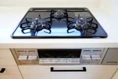 同時にたくさんの料理が調理できる3口コンロ。長時間熱を通しておきたい煮込み料理を作りながら、炒め物など同時進行で進められます。