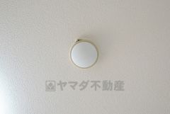 火災発生をいち早く知らせてくれる火災報知器は標準装備です。