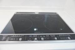 同仕様写真。IHクッキングヒーターは火を使わないため、火災の発生リスクを抑えることが出来ます。汚れてもサッとふけてお掃除らくらく＾＾