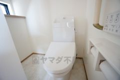 温水洗浄機付トイレです。節水機能もあるので、安心して使えますね。もちろん、1階2階の2ヶ所にトイレがあるので、忙しい朝にもゆとりができますね。
