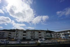 2階バルコニーからの眺望です。前面に遮るものがなく景色を一望できます。南西向きで、日当たりも良好。お洗濯物が良く乾きます。