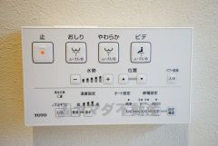 壁リモコンタイプのウォシュレット付き。