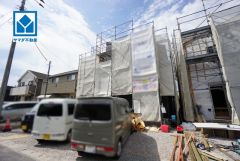 現地（2026年7月29日）撮影。1号棟。広々LDK19.5帖＾＾家族とのコミュニケーションがとりやすいリビングスルー階段＾＾
