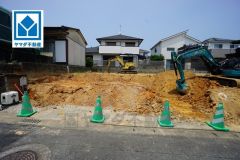 現地（2025年7月3日）撮影。天神行バス停まで徒歩3分で、都心へのアクセスの幅が広がります。毎日の通勤・通学・買い物がしやすく、快適に過ごせます。