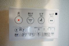 壁リモコンタイプのウォシュレット付き。すっきりした見た目で、トイレ奥の掃除もしやすいです。