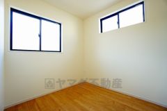 2面採光を確保した明るい室内は、風通しも良く、大変居心地の良い空間となっております。爽やかな風を感じて起きる朝は、快適生活の始まりに。