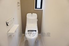同仕様写真。温水洗浄機付トイレです。節水機能もあるので、安心して使えますね。もちろん、1階2階の2ヶ所にトイレがあるので、忙しい朝にもゆとりができますね。