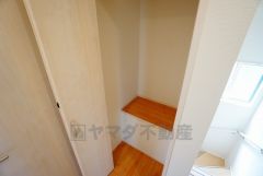 同仕様写真。掃除機や扇風機などよく使う家電や日用品、備品などの収納に便利です。