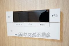 湯量・湯温の設定、そして保温までワンタッチのフルオートバス。便利な追い炊き機能付きです。