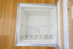 キッチンにある床下収納は、居住スペースを減らさずに買い置きの調味料や非常食などを保管することができます。
