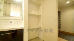 便利なランドリールーム。バスタオルや着替えなど置くことができる棚を設置。洗剤のストックも収納できます。