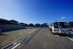 現地（2026年1月15日）撮影。前面道路は広く、車同士がすれ違うスペースが十分にあります。落ち着いた住宅地内で快適な生活を実現してみませんか＾＾