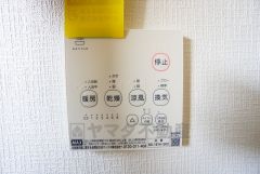 雨の日の洗濯も安心できる浴室暖房乾燥機付き浴室。リモコンで操作もボタン1つで簡単。