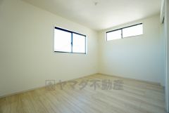 ご夫婦お二人のプライベートシーンを演出する寝室は、大容量のウォークインクローゼット付き。