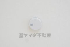 火災による煙や熱を感知して、警報音やブザー等で火災の発生を知らせてくれる火災警報器。