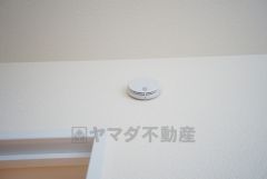 火災による煙や熱を感知して、警報音やブザー等で火災の発生を知らせてくれる火災警報器。
