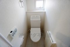 同仕様写真。温水洗浄機付トイレです。節水機能もあるので、安心して使えますね。もちろん、1階2階の2ヶ所にトイレがあるので、忙しい朝にもゆとりができますね。