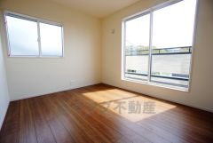 2面採光を確保した明るい室内は、風通しも良く、大変居心地の良い空間となっております。日当たりがよく、子供部屋としての利用もおすすめ。