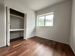 床の傷や汚れが目立ちにくいダークブラウンのフローリングは、部屋全体に落ち着きや重厚感をもたらしてくれます。