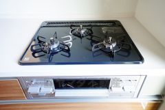 複数の調理を一度に行うことができる3口コンロ。効率よくお料理が出来ます。毎日のお料理も楽しくなりますね＾＾