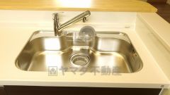 広々としたステンレスシンクには、洗剤やスポンジを収納出来るラック付き。広さも確保しているので、大きなお鍋も洗いやすいです。