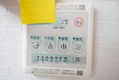 浴室暖房乾燥機付き。天候に左右されず、いつでも好きなときに洗濯物を干せるので、仕事や家事で忙しい方に重宝します。