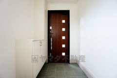 同仕様写真。たっぷり収納できるシューズボックスです。家族全員の靴がきれいに整頓できます。棚の上にお花や写真を飾っても良いですね。