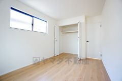 住む人のこだわりを活かす洋室。日当たりがよく、寝室としての利用もおすすめ。広めのクローゼットには荷物をすっきり片付けられ、ゆとりのある暮らしが出来ます＾＾