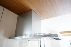 お手入れが簡単なスリム型レンジフードです。調理により発生する油煙や臭いを吸い込み、屋外へ排気してくれます。