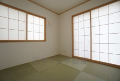 客間として活用できる和室は、生活感の出やすいリビングを通らず案内出来ます。キッズスペースやワークスペースとしても有効。