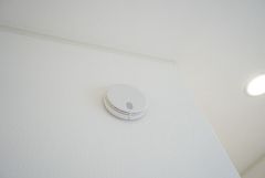 火災報知器が設置されていることで、火災の発生をいち早く感知し、就寝中や留守中でも素早く危険を知らせてくれるため、家族の安全を確保し被害を最小限に抑えられます。