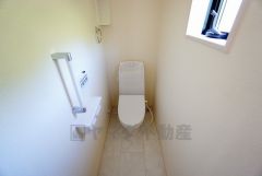 同仕様写真。ウォシュレット付トイレです。節水機能もあるので、安心して使えますね。もちろん、1階2階の2ヶ所にトイレがあるので、忙しい朝にもゆとりができますね。
