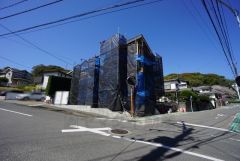 現地（2026年4月8日）撮影。前面道路は広く、車同士がすれ違うスペースが十分にあります。落ち着いた住宅地内で快適な生活を実現してみませんか＾＾