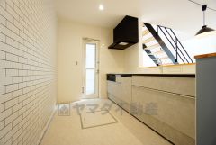 リビングやダイニングからキッチン周りが丸見えにならない対面式キッチン。テレビ鑑賞や家族との対話がしやすく、ご家族の温かい時間を演出します。