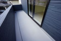 陽当たりの良いバルコニーです。お洗濯やお布団干しはもちろん、日光浴スペースにも。足元は防水工事施工済です。
