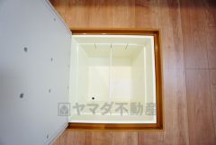 キッチンにある床下収納は、居住スペースを減らさずに買い置きの調味料や非常食などを保管することができます。