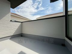 陽当たりの良いバルコニーです。お洗濯やお布団干しはもちろん、日光浴スペースにも。足元は防水工事施工済です。