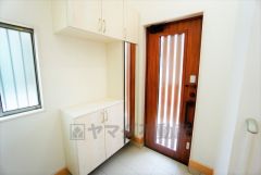 同仕様写真。たっぷり収納できるシューズボックスです。家族全員の靴がきれいに整頓できます。棚の上にお花や写真を飾っても良いですね。