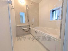 1日の疲れを癒すくつろぎのバスルーム。足を伸ばしてもゆったりと入れるサイズです。お子様と一緒にお風呂に入っても狭くないですね^^