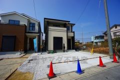 駐車スペースはゆとりある2台分を確保。マイカー用に、お客さま用に、余裕を持ってご利用いただけます。