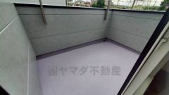 陽当たりの良いバルコニーです。お洗濯やお布団干しはもちろん、日光浴スペースにも。足元は防水工事施工済です。